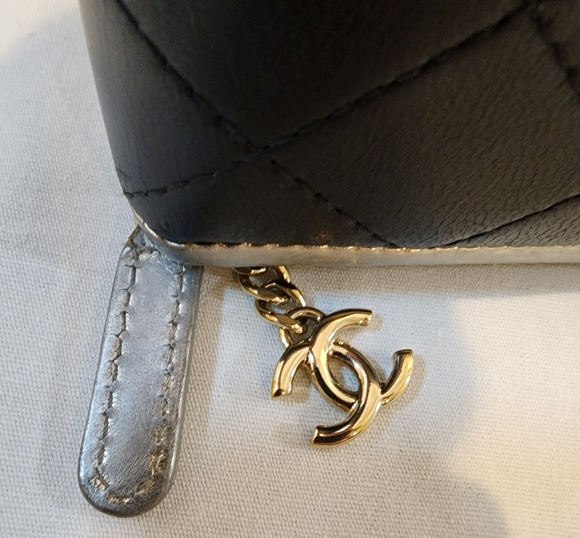 CHANEL Zippy Wallet. Black & Gold with charm. - Picture 9 of 11